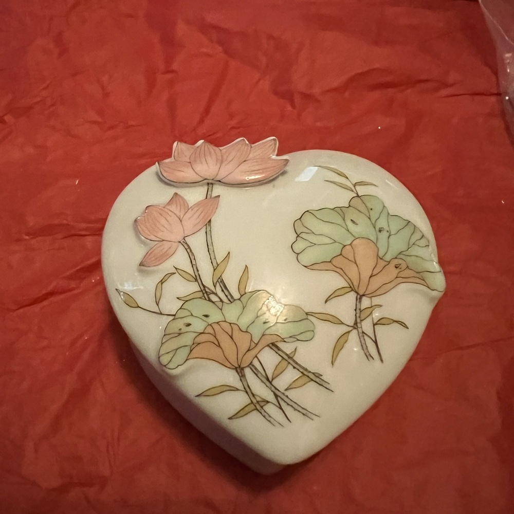 👑 2 for $15 sale!!  Vintage porcelain heart shaped trinket box!
